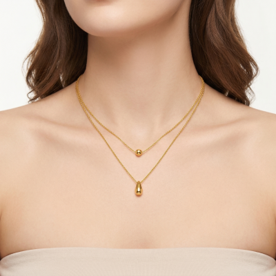 Colar duplo dourado com pendentes esférico e em forma de gota
