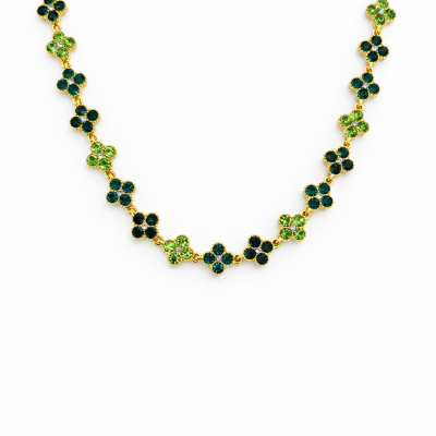 Colar dourado com pedras verdes e azuis em forma de flores
