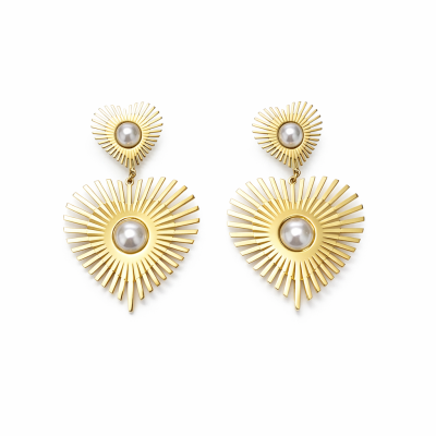 Brincos dourados em forma de coração com pérolas falsas no centro