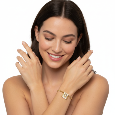 Pulseira dourada com pendente quadrado e pedra branca usada por mulher sorridente
