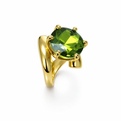 Anel de ouro amarelo com pedra verde grande e facetada