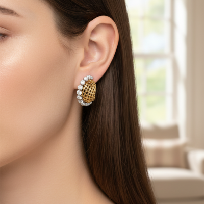 Brinco em ouro amarelo com pedras brancas na orelha de mulher com cabelo castanho.
