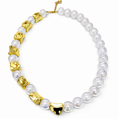 Colar de pérolas brancas com peças metálicas douradas em fundo branco