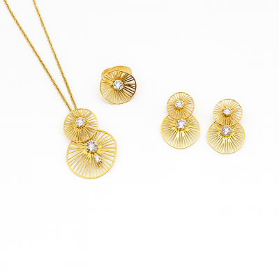 Conjunto de joias douradas com colar e brincos com círculos radiados e pedras transparentes no centro