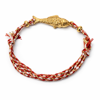 Pulseira com pingente de peixe dourado e cordão trançado em vermelho, branco e dourado