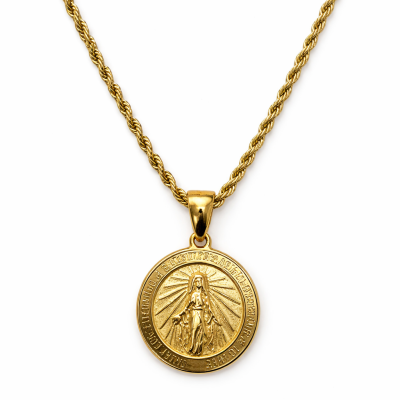 Colar dourado com pendente redondo e figura em relevo