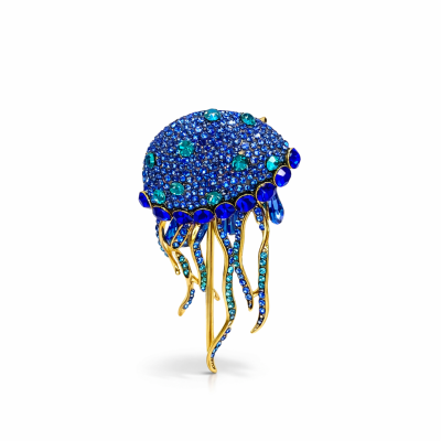 Broche em forma de medusa com pedras azuis, verdes e detalhes dourados