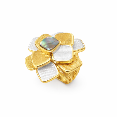 Anel flor grande com pétalas douradas e prateadas e pedra central de madrepérola.