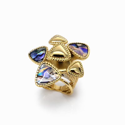 Anel dourado com pedras triangulares iridescentes e metal polido