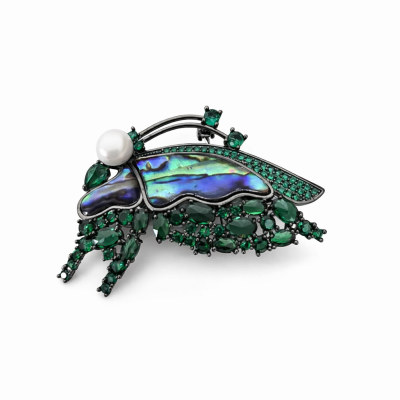 Broche inseto com pérola, pedras verdes e madrepérola iridescente