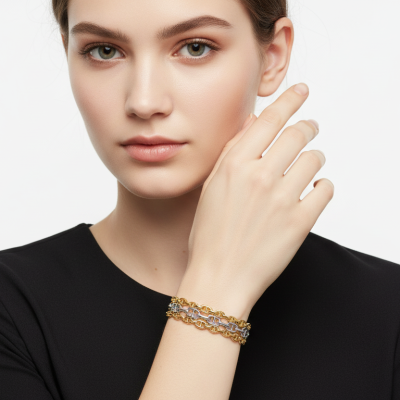 Mulher com vestido preto e pulseira dourada com detalhes prateados