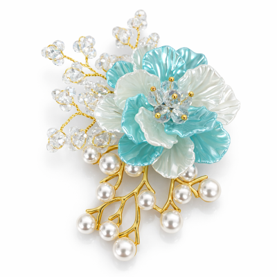 Broche floral com pétalas azuis e brancas e pérolas em ramos dourados