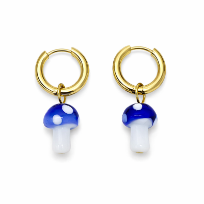 Brincos dourados com pendentes em forma de cogumelo azul e branco sobre fundo branco