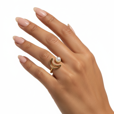 Mão com anel dourado com pérola em fundo branco