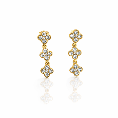 Brincos dourados com pedras brilhantes em forma de flor