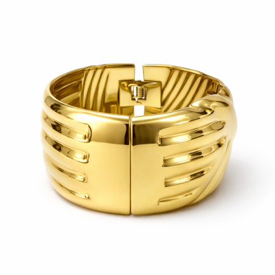 Pulseira dourada larga com padrão e fecho de mola