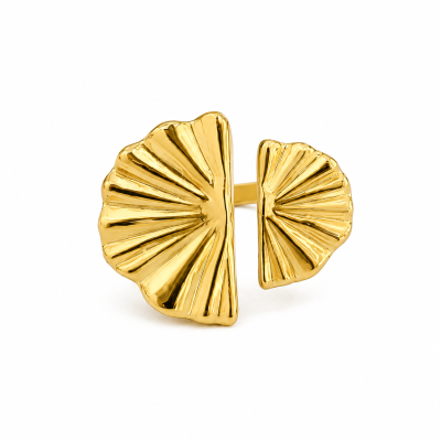 Anel dourado assimétrico com textura ondulada em fundo branco