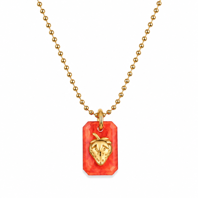 Colar dourado com pendente vermelho e morango dourado.