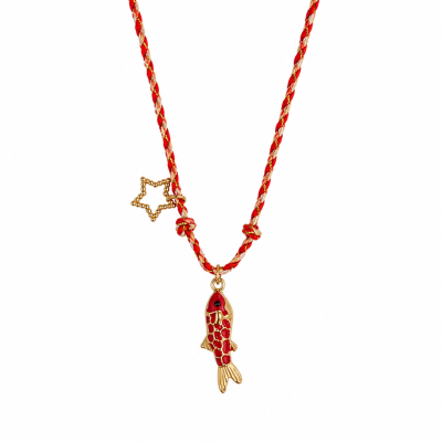 Colar com cordão vermelho e dourado com pendente de peixe e estrela dourados