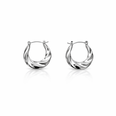 Brincos de argola prateados com textura ondulada em fundo branco