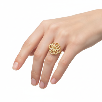 Anel dourado em forma de flor na mão de pele clara