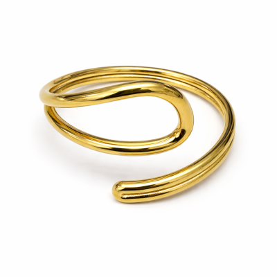 Pulseira dourada aberta de metal com design duplo sobre fundo branco