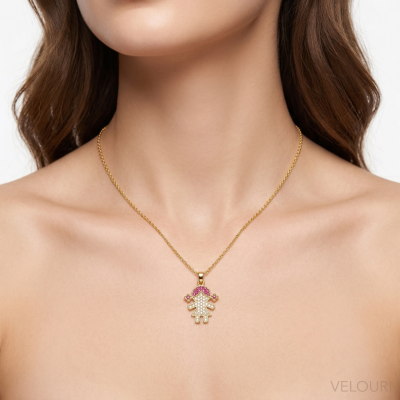 Colar dourado com pendente decorado em forma de menina, usado no pescoço.
