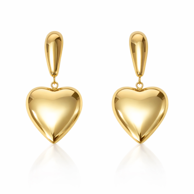 Brincos dourados em forma de coração com acabamento brilhante