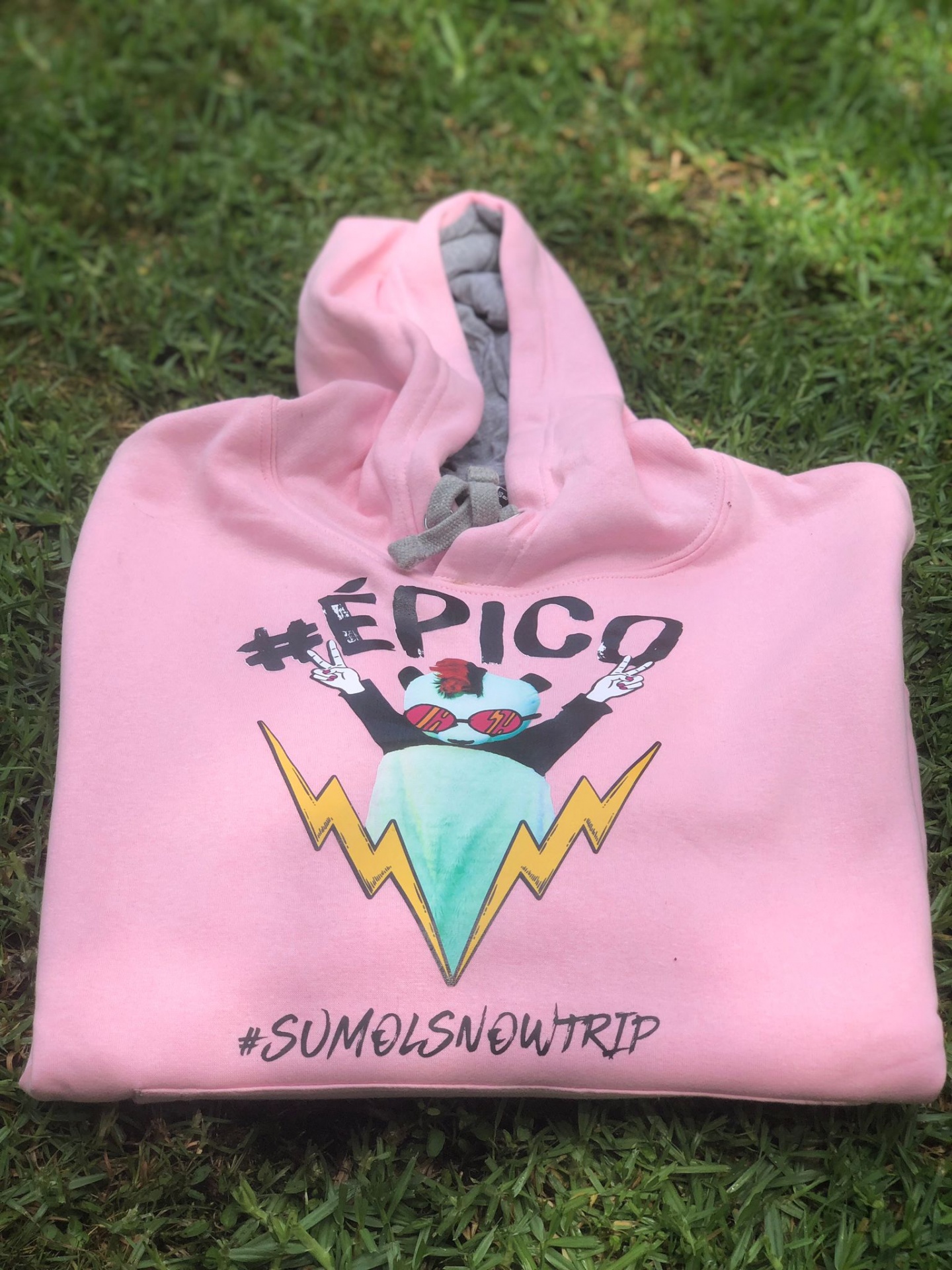 Casaco com capuz rosa para criança com desenho e texto #ÉPICO e #SUMOLSNEWHIP