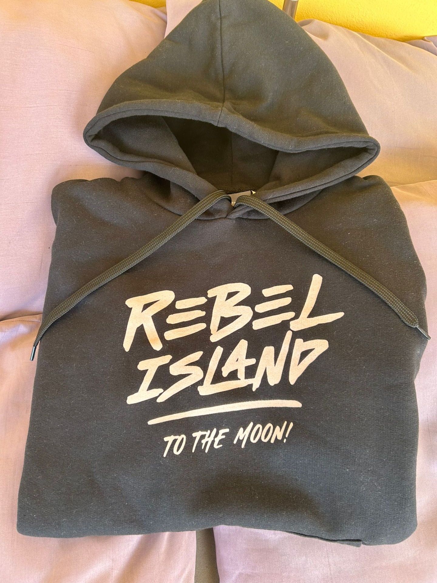 Sweatshirt preta com capuz e texto branco REBEL ISLAND TO THE MOON