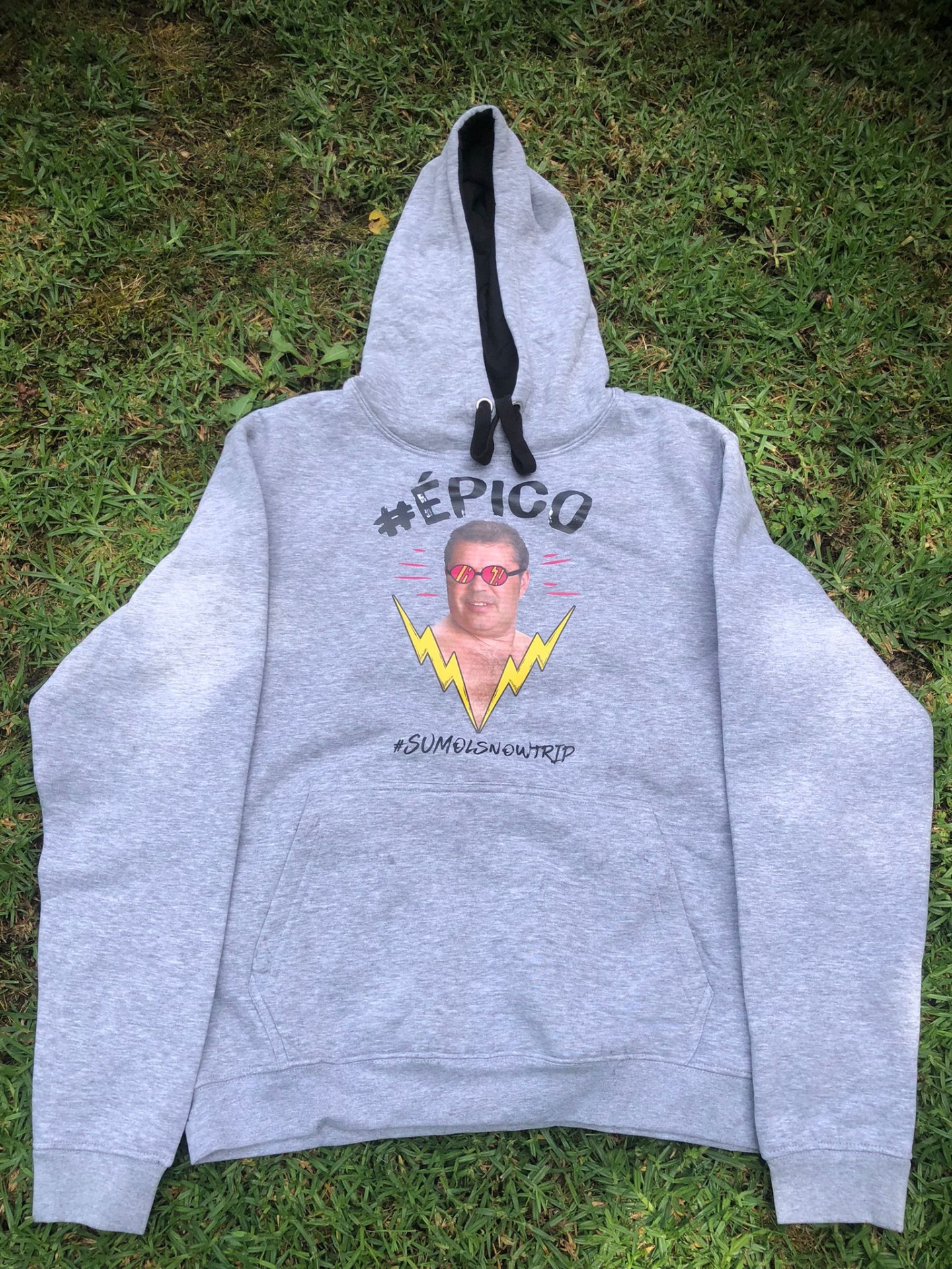 Sweatshirt cinza com estampa com texto #ÉPICO e #SUMOLSNOWTRIP