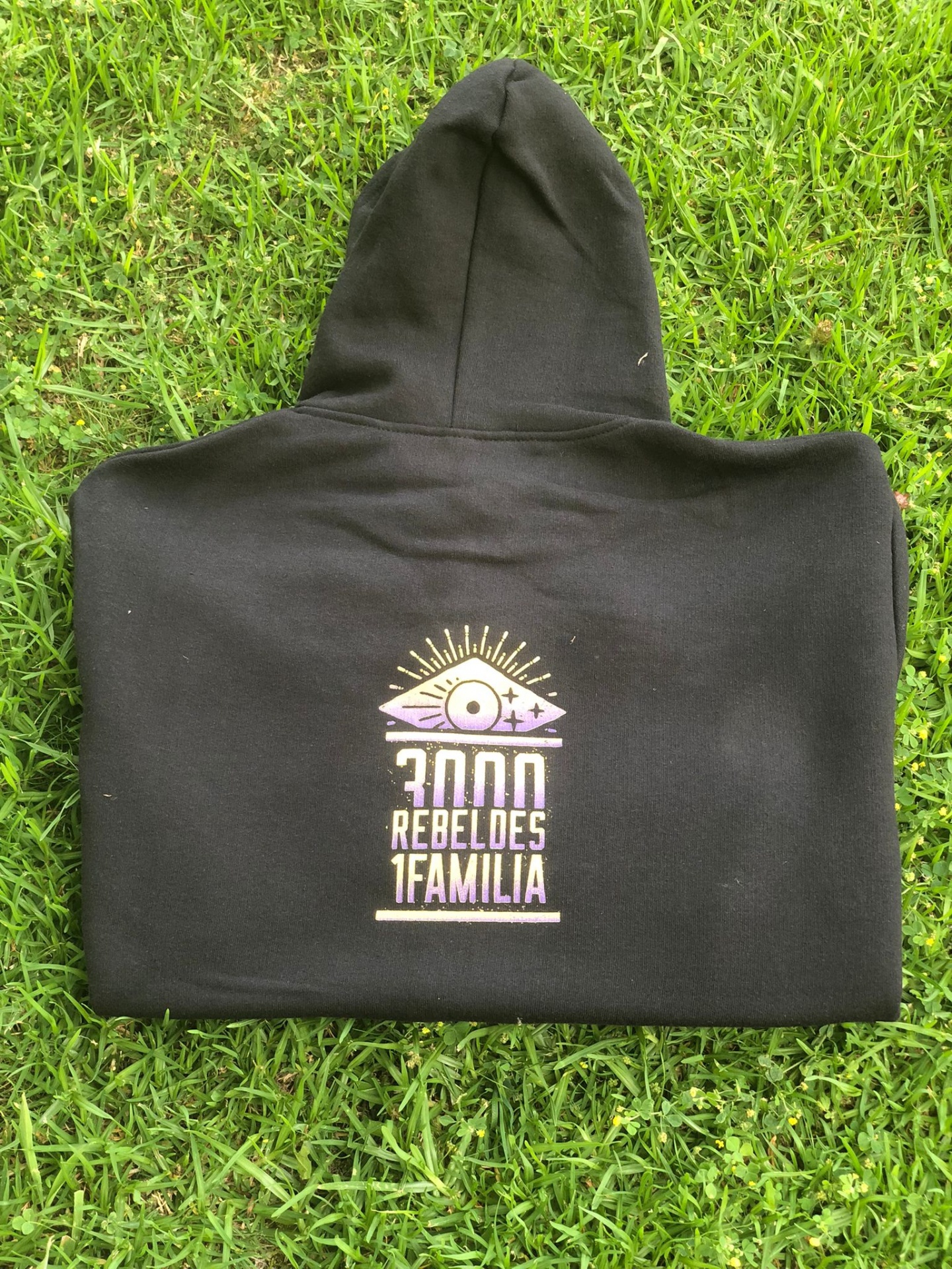 Casaco preto com capuz e estampa colorida com olho e texto 