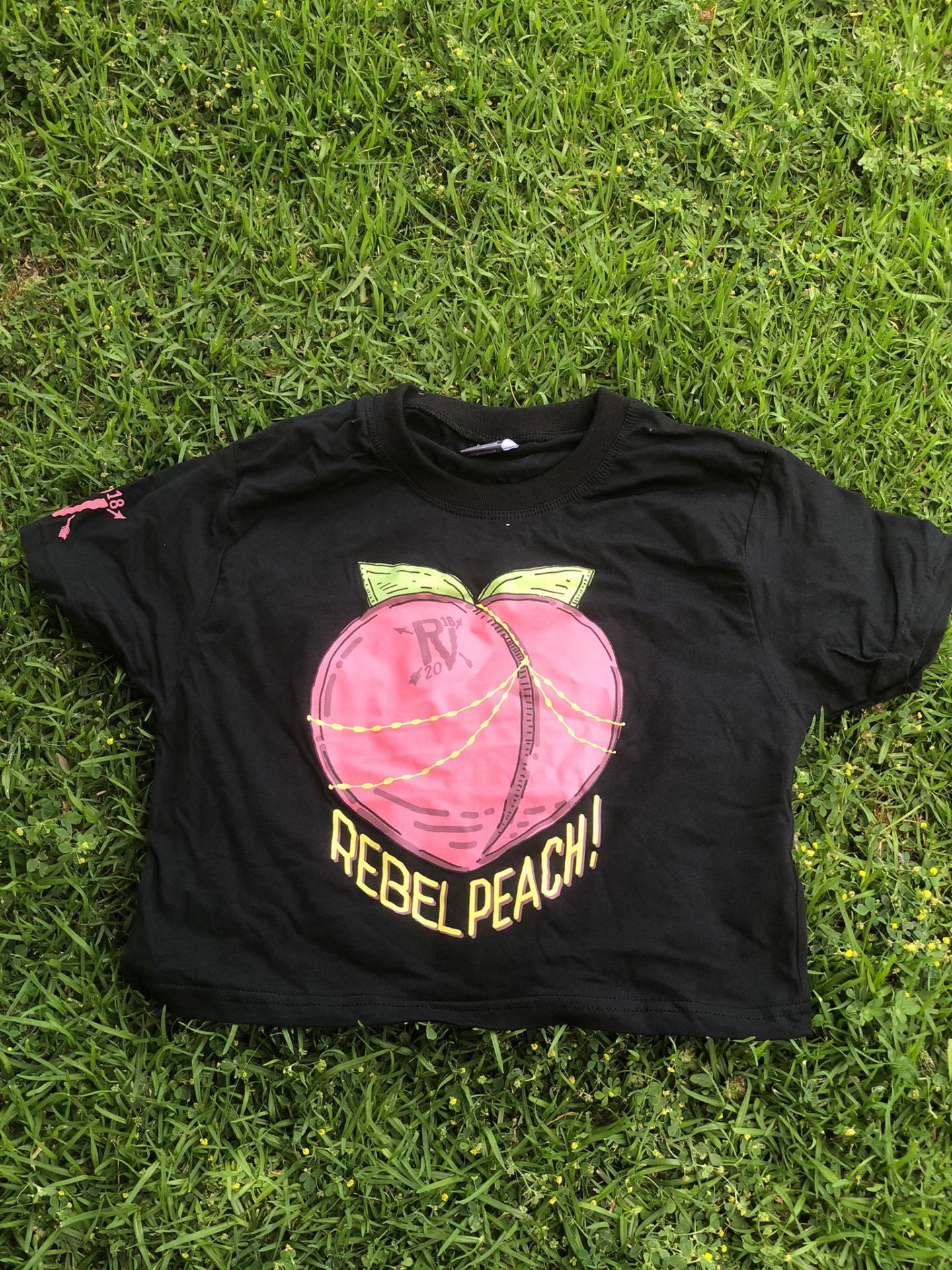 T-shirt preta com estampa de pêssego e texto REBEL PEACH!