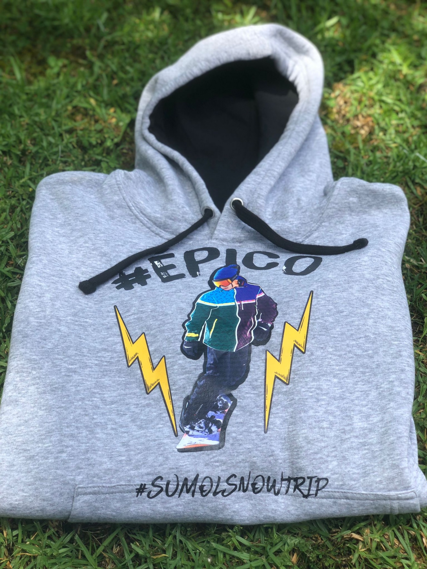 Sweatshirt cinzenta com capuz e estampado de snowboard e texto