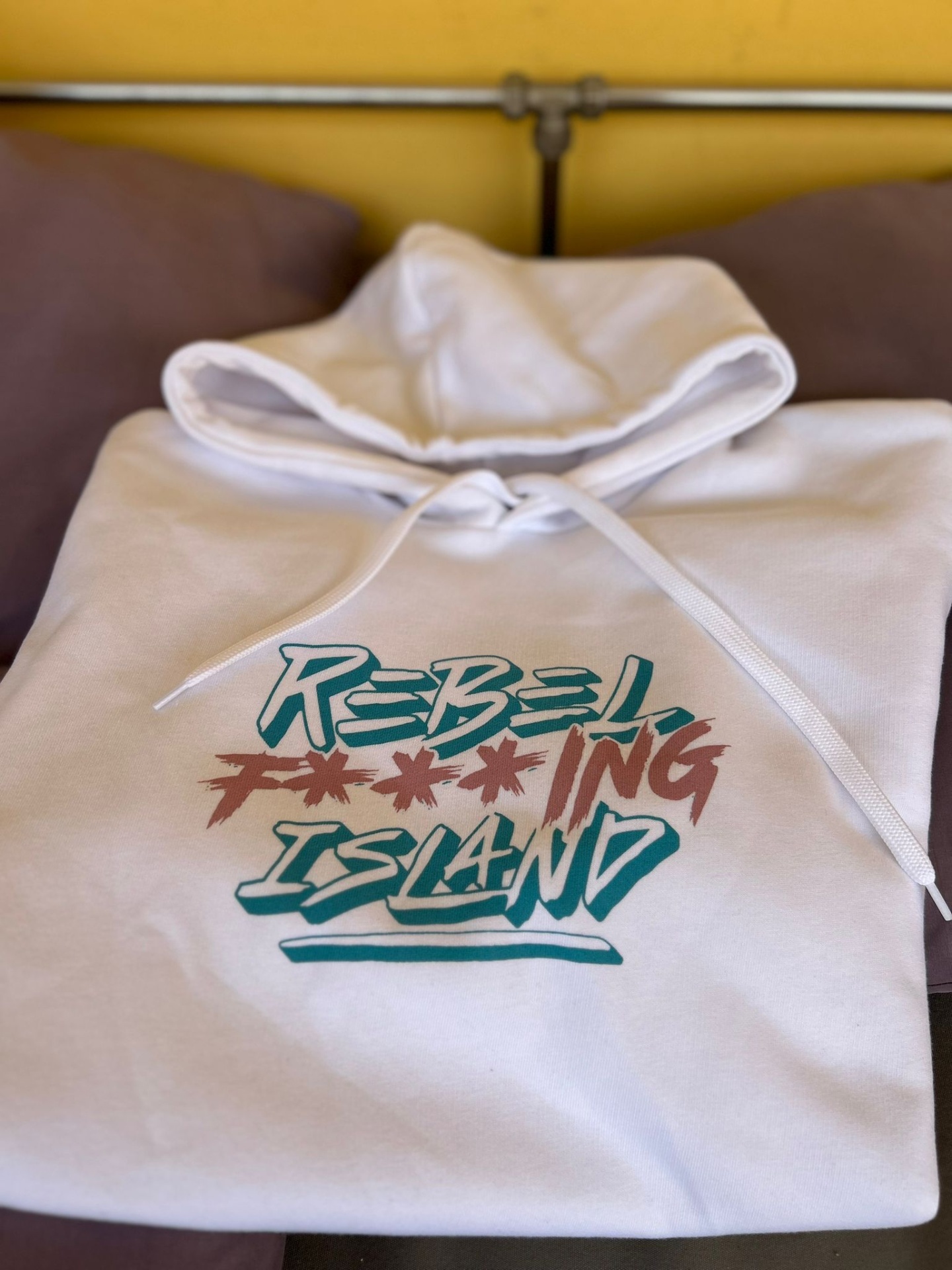Sweatshirt branca com capuz e estampa Rebel F***ing Island