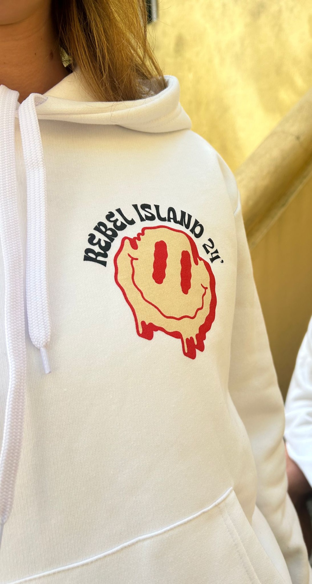 Sweatshirt branca com capuz e estampa colorida REBEL ISLAND 214