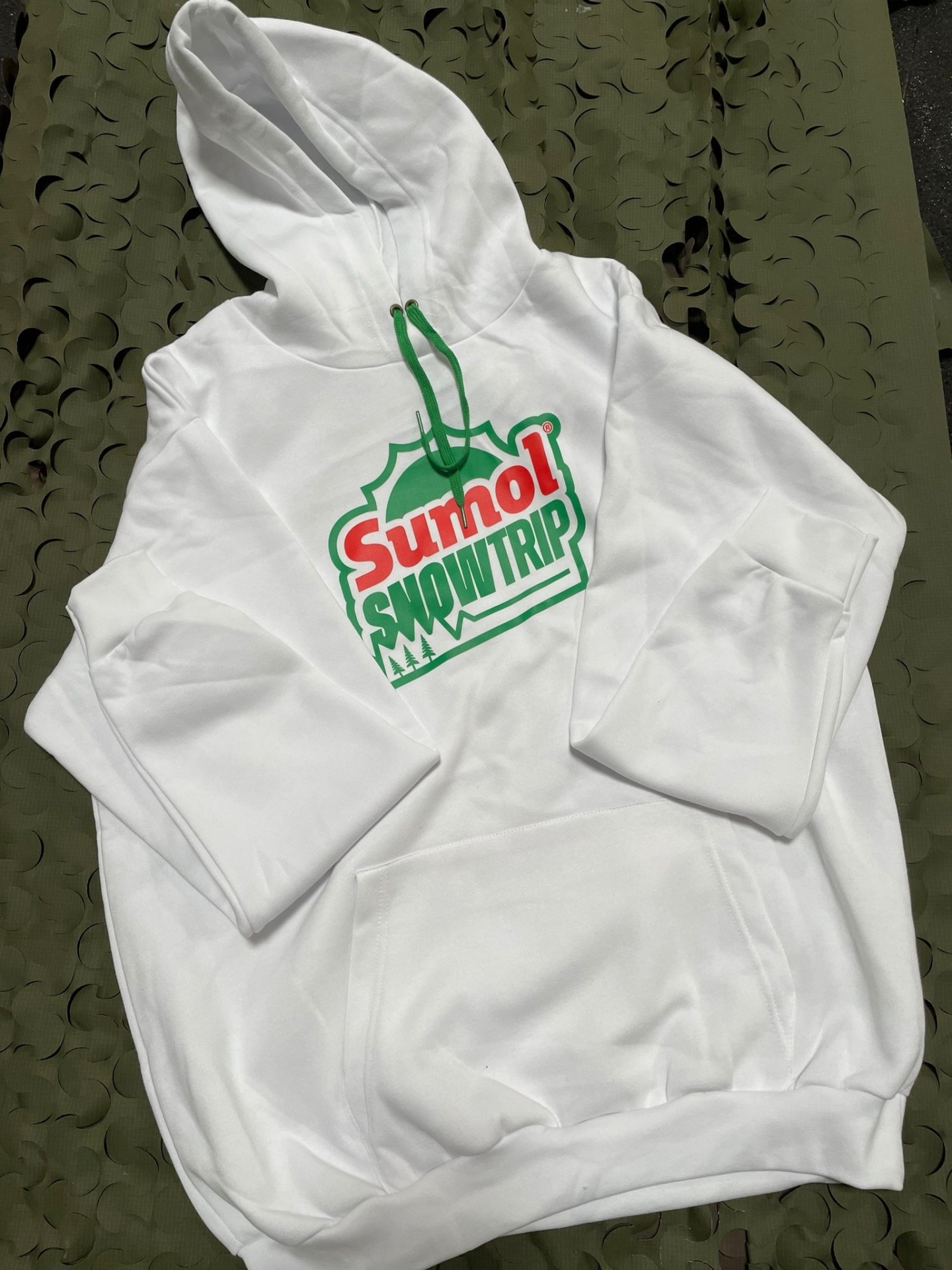 Camisola branca com capuz e estampa Sunol SNOWTRIP em verde e vermelho