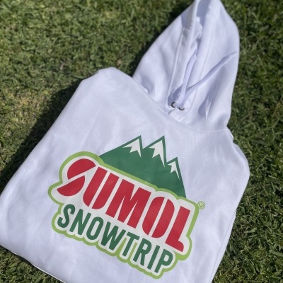 Camisola branca com capuz e estampado colorido com texto SUMOL SNOWTRIP sobre relva verde