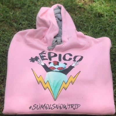 Casaco com capuz rosa para criança com desenho e texto #ÉPICO e #SUMOLSNEWHIP