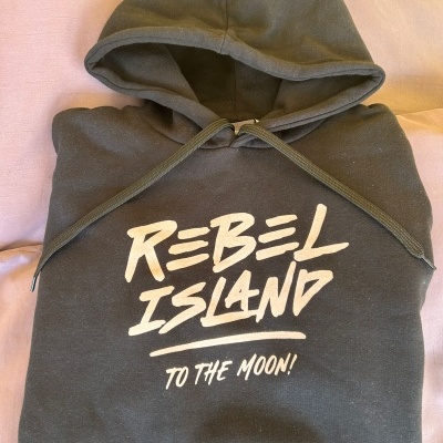 Sweatshirt preta com capuz e texto branco REBEL ISLAND TO THE MOON