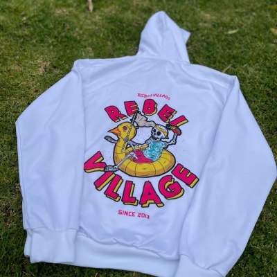 Sweatshirt branca com estampa colorida nas costas sobre relva