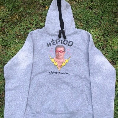 Sweatshirt cinza com estampa com texto #ÉPICO e #SUMOLSNOWTRIP