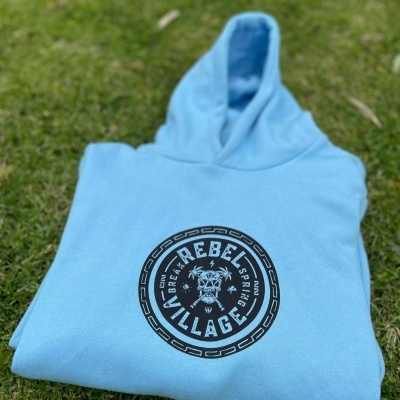 Sweatshirt azul clara dobrada com capuz e estampado circular preto no centro