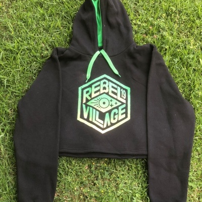 Sweatshirt cropped preta com capuz e estampa REBEL VILLAGE sobre relva