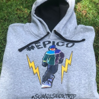 Sweatshirt cinzenta com capuz e estampado de snowboard e texto