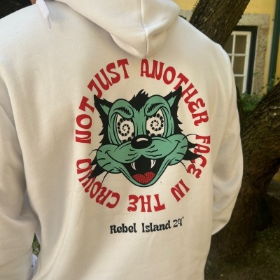 Sweatshirt branca com estampa de raposa de cartoon nas costas