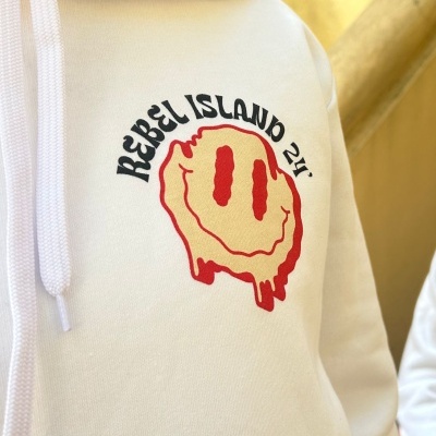 Sweatshirt branca com capuz e estampa colorida REBEL ISLAND 214