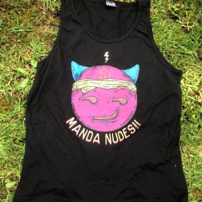 tank top preto com estampa colorida e texto MANDA NUDES!! sobre relva verde