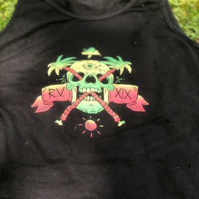 Camisola preta de alças com desenho colorido de caveira e palmeiras