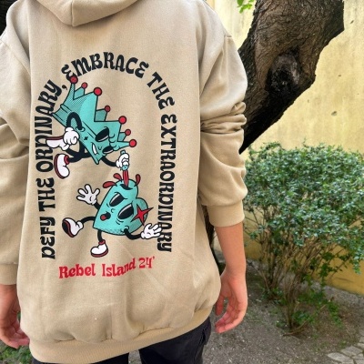 Casaco bege com capuz e estampa colorida de pizza e texto nas costas